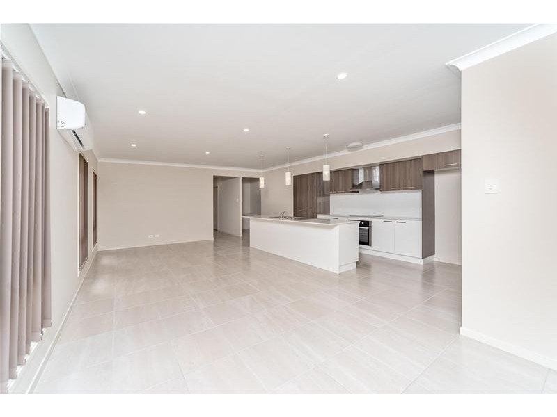 43 Flame Tree Circuit, Arundel QLD 4214