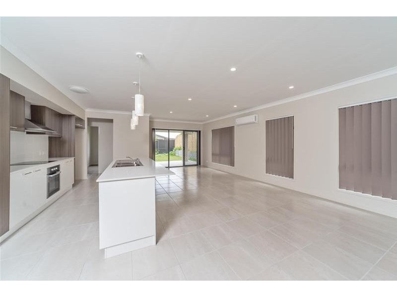 43 Flame Tree Circuit, Arundel QLD 4214