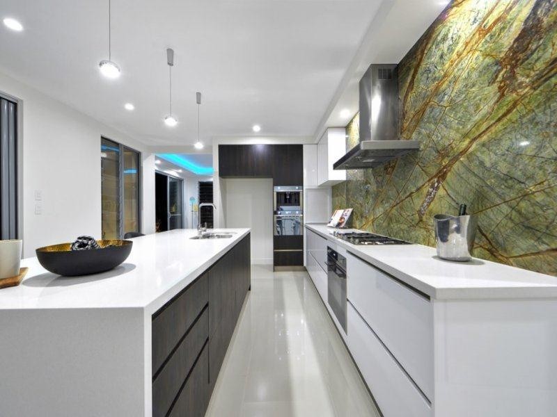 5 Robin Avenue, Paradise Point QLD 4216