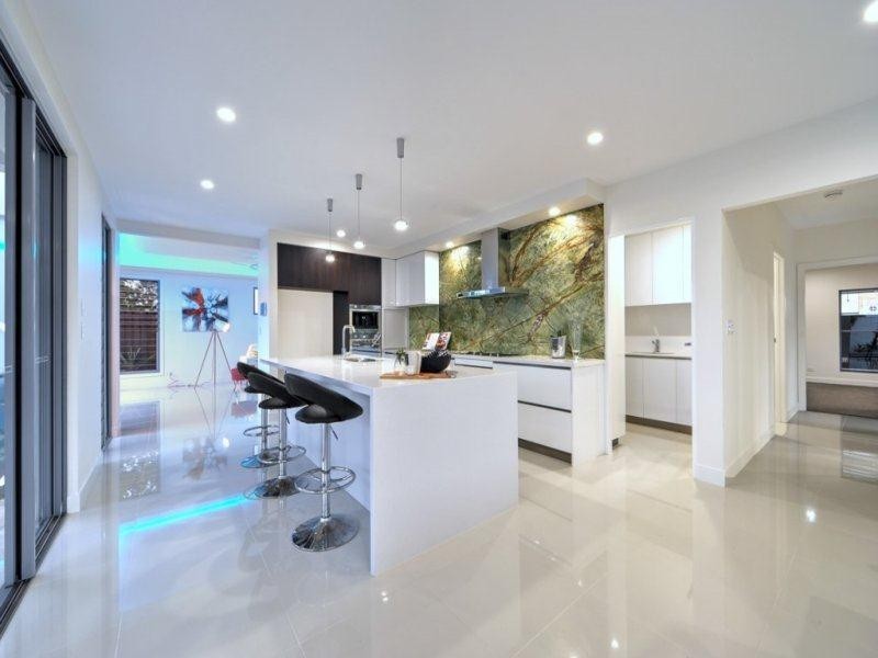 5 Robin Avenue, Paradise Point QLD 4216