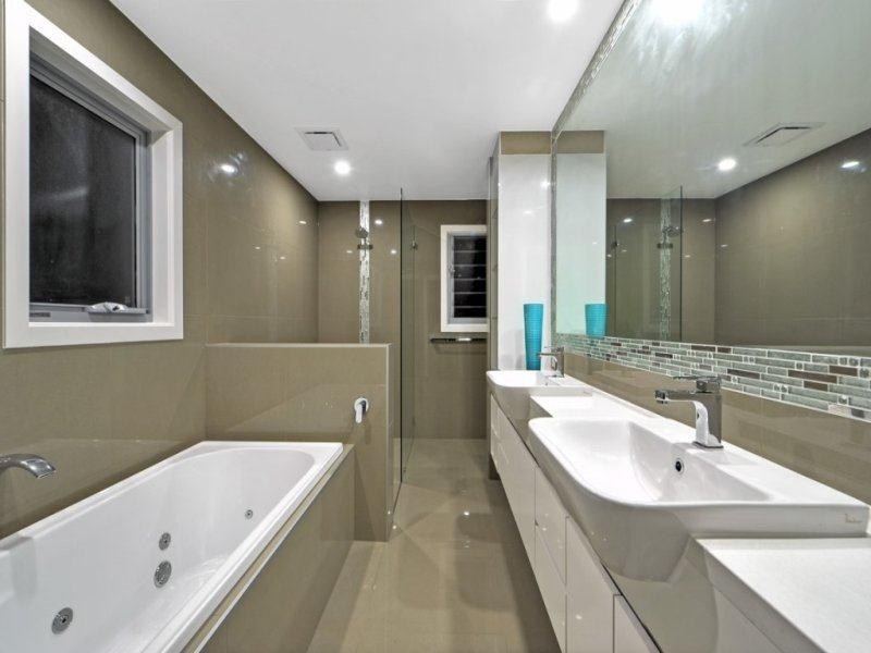 5 Robin Avenue, Paradise Point QLD 4216