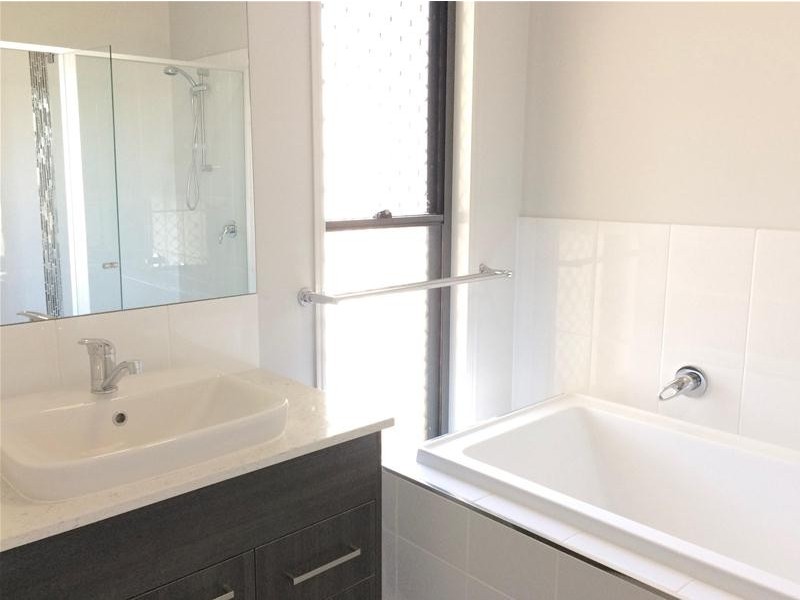 6 Keelson Crescent, Hope Island QLD 4212