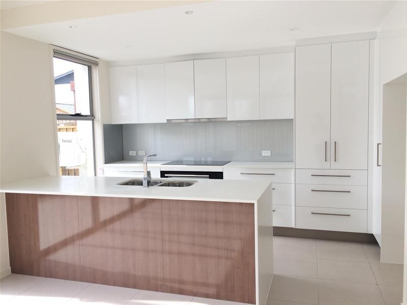 25/1 Waters Close, Hope Island QLD 4212