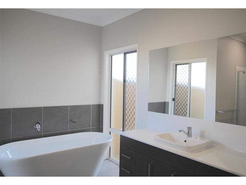 24 Waters Close, Hope Island QLD 4212