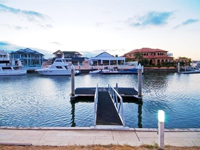 8 The Sovereign Mile, Sovereign Islands QLD 4216