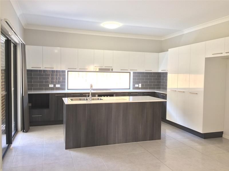 5 Waters Close, Hope Island QLD 4212