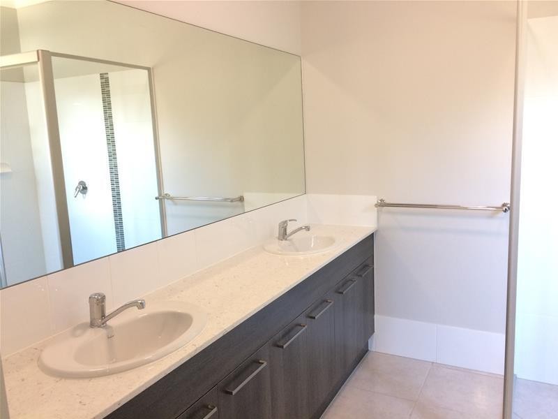 5 Waters Close, Hope Island QLD 4212