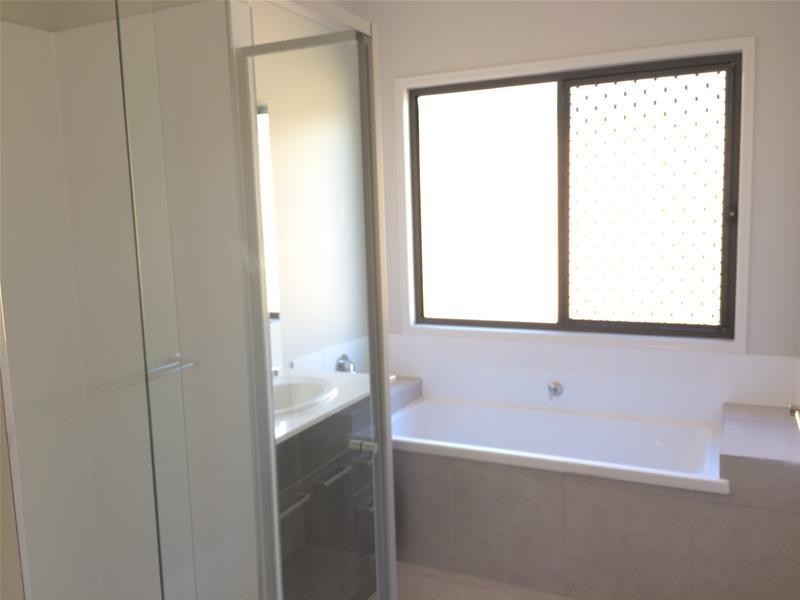 5 Waters Close, Hope Island QLD 4212