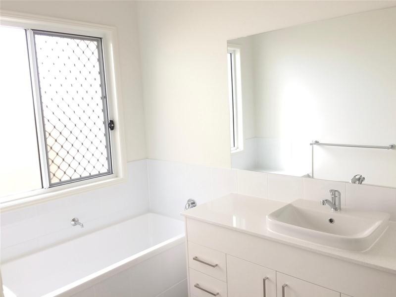 10 Waters Close, Hope Island QLD 4212