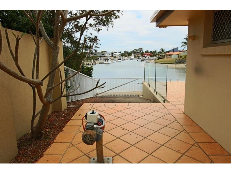 8 Dobell Avenue, Paradise Point QLD 4216