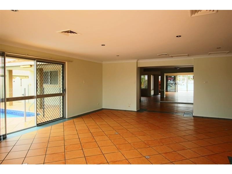 8 Dobell Avenue, Paradise Point QLD 4216