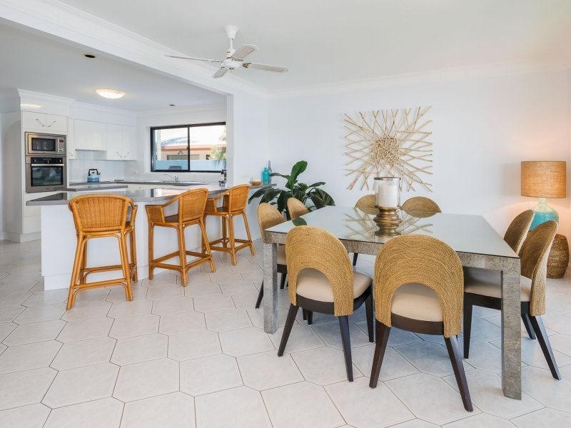 44 Tradewinds Avenue, Paradise Point QLD 4216