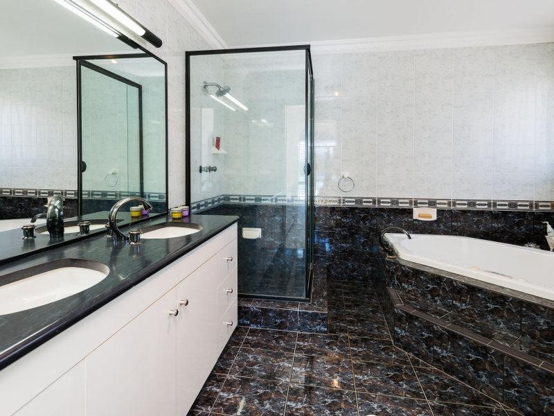 44 Tradewinds Avenue, Paradise Point QLD 4216