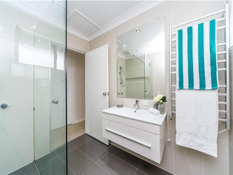 25 Ashgrove Avenue, Runaway Bay QLD 4216