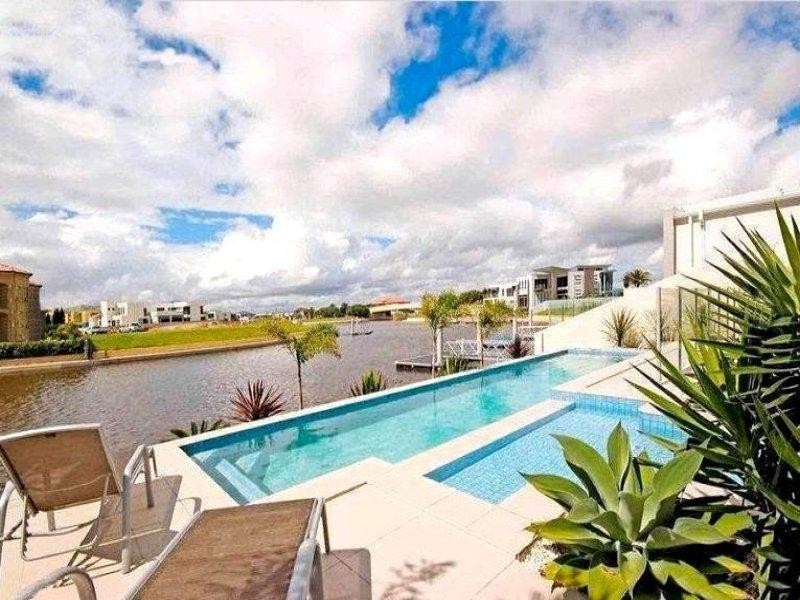 3 Royal Albert Crescent, Sovereign Islands QLD 4216