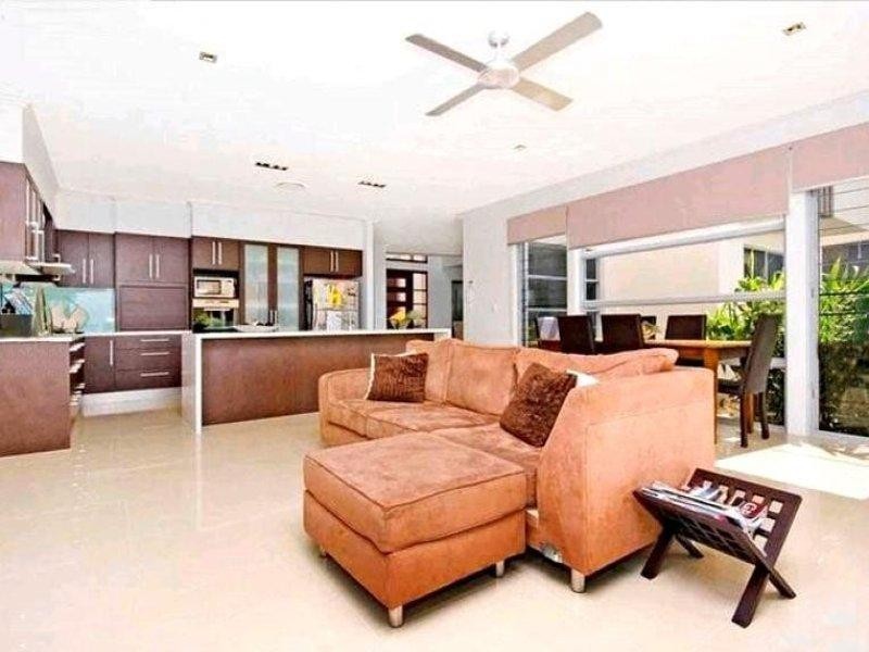 3 Royal Albert Crescent, Sovereign Islands QLD 4216