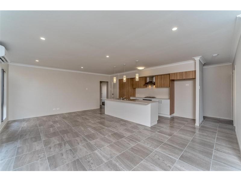 41 Flame Tree Circuit, Arundel QLD 4214