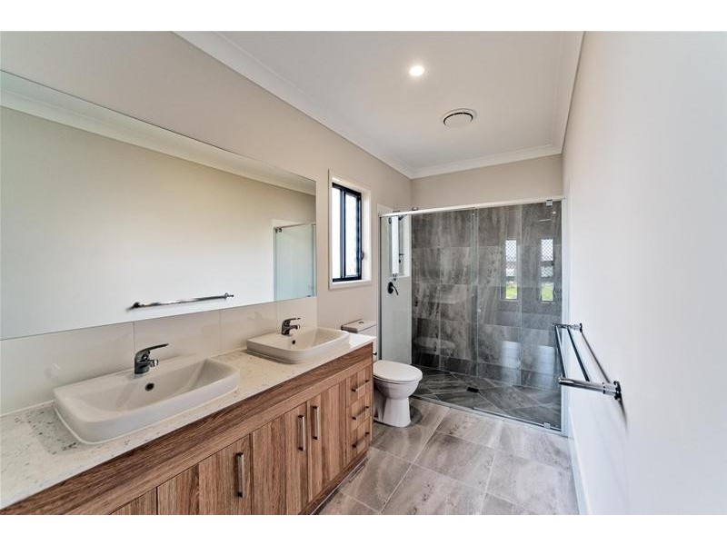 41 Flame Tree Circuit, Arundel QLD 4214