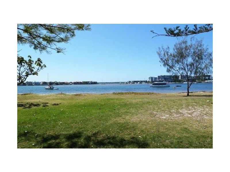 2/36 Killowill Avenue, Paradise Point QLD 4216