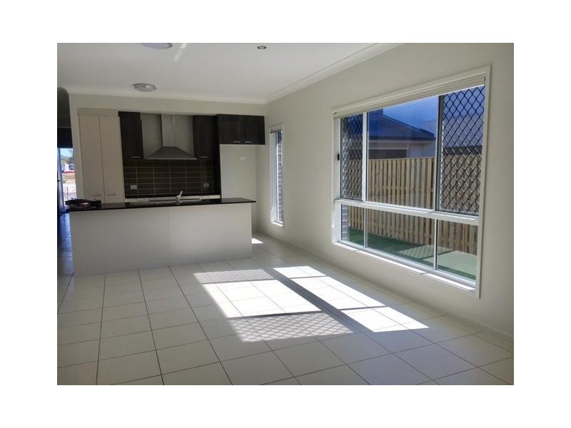 78 Flame Tree Circuit, Arundel QLD 4214