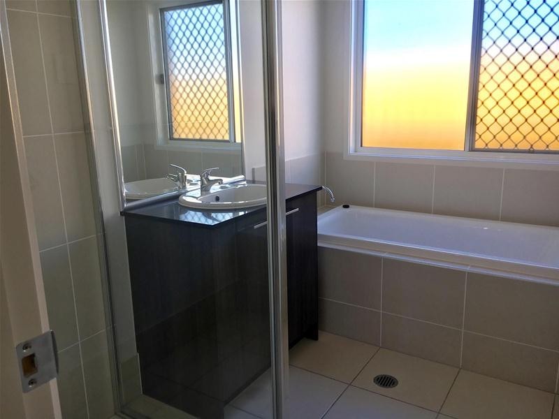 78 Flame Tree Circuit, Arundel QLD 4214