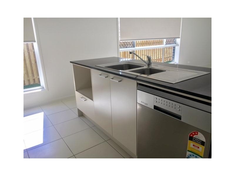 78 Flame Tree Circuit, Arundel QLD 4214