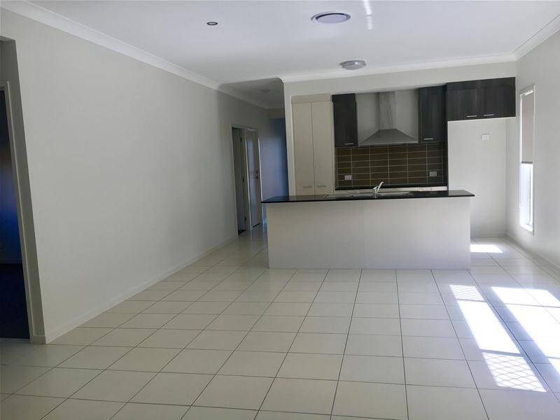 78 Flame Tree Circuit, Arundel QLD 4214