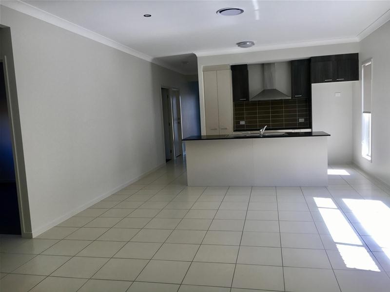 78 Flame Tree Circuit, Arundel QLD 4214