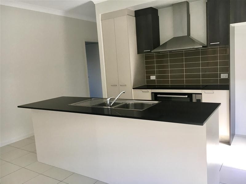 78 Flame Tree Circuit, Arundel QLD 4214