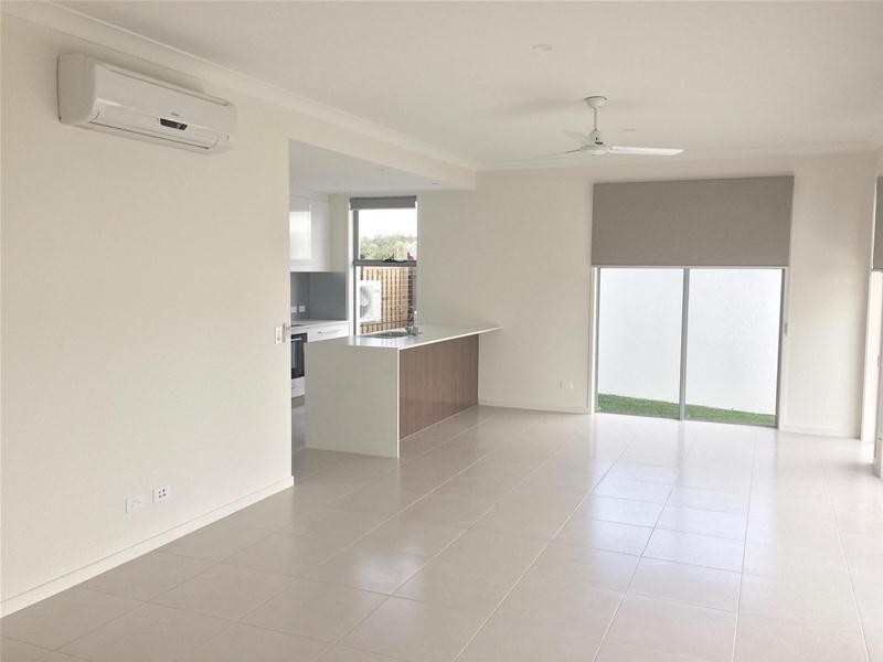 10/2 Waters Close, Hope Island QLD 4212