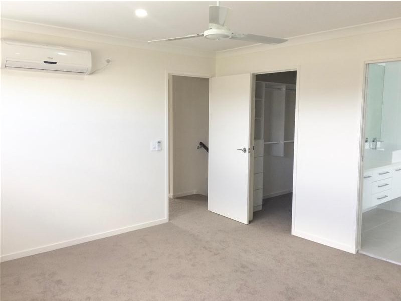 10/2 Waters Close, Hope Island QLD 4212