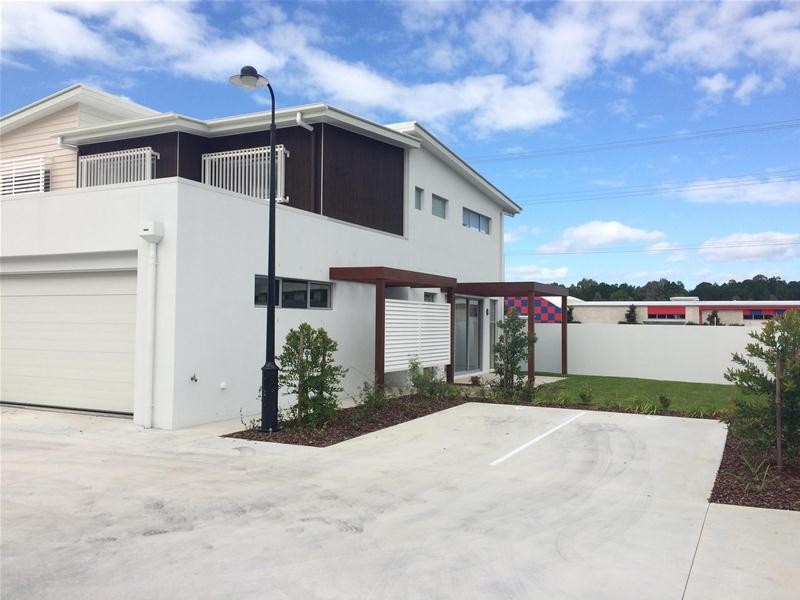 10/2 Waters Close, Hope Island QLD 4212