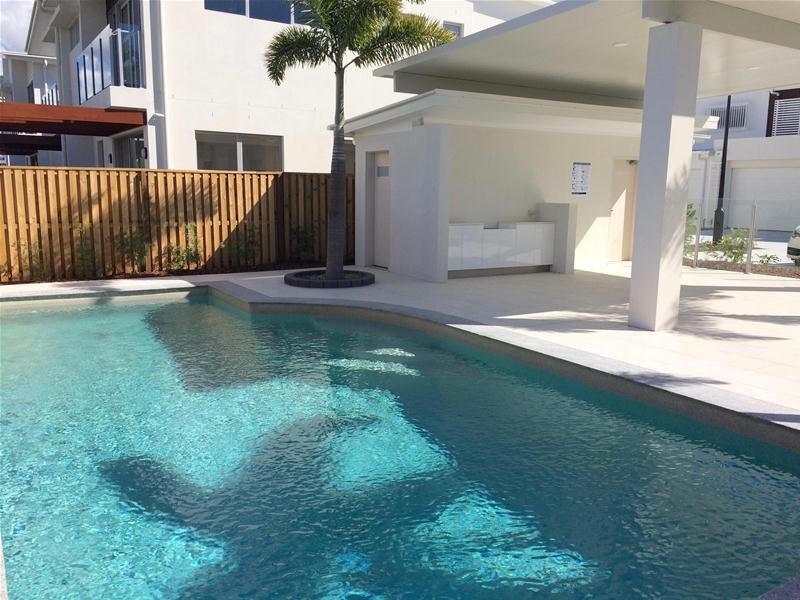 10/2 Waters Close, Hope Island QLD 4212