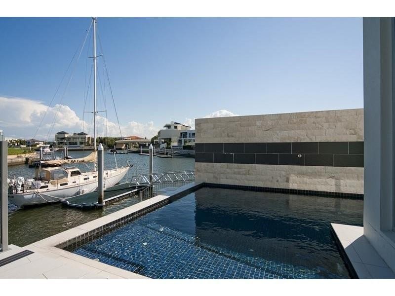 1 Royal Albert Crescent, Sovereign Islands QLD 4216