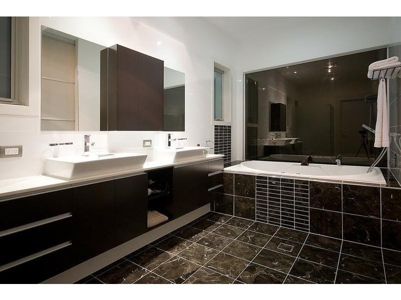 1 Royal Albert Crescent, Sovereign Islands QLD 4216