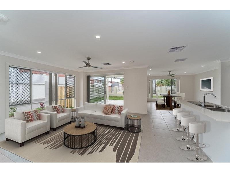 18 Beacon Lane, Hope Island QLD 4212