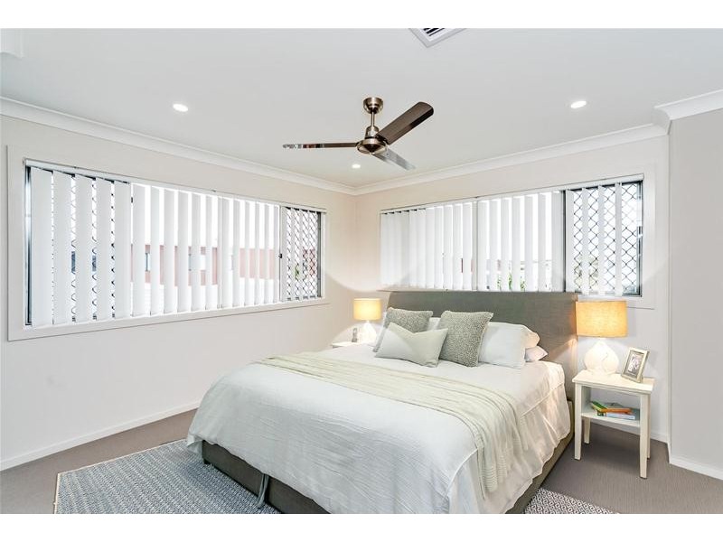 18 Beacon Lane, Hope Island QLD 4212