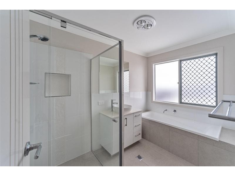 18 Beacon Lane, Hope Island QLD 4212