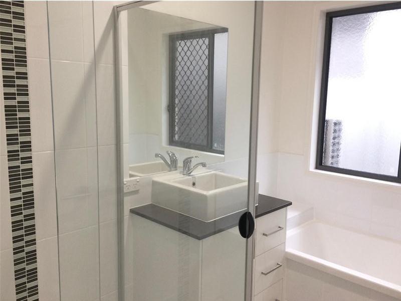 4 Ferretti Crescent, Hope Island QLD 4212