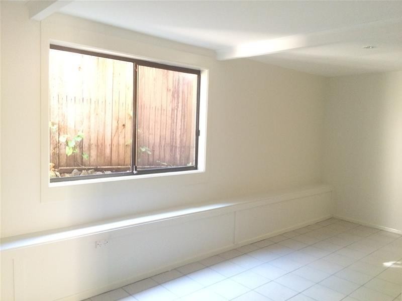 2/4 Lara Avenue, Southport QLD 4215