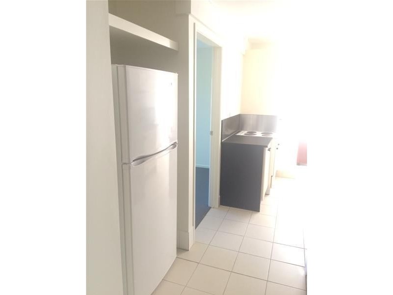 2/4 Lara Avenue, Southport QLD 4215