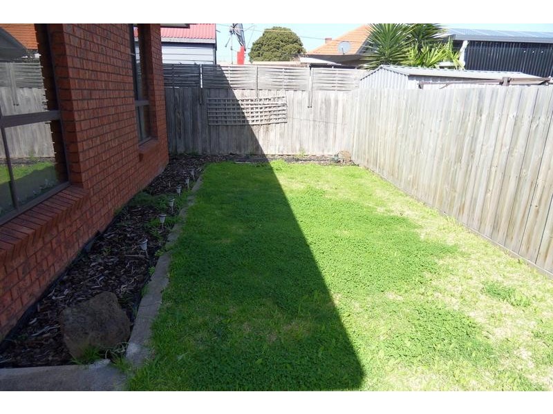 2/10 Mirls Street, Newport VIC 3015