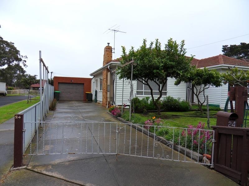 24 Almond Avenue, Brooklyn VIC 3012