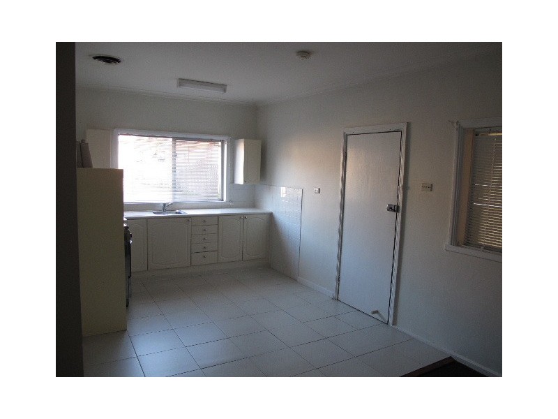 2/10 Blenheim Road, Newport VIC 3015