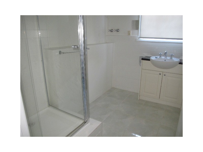 2/10 Blenheim Road, Newport VIC 3015