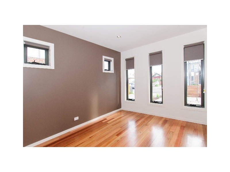 2/10 Laurie Street, Newport VIC 3015