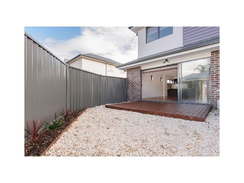 2/10 Laurie Street, Newport VIC 3015