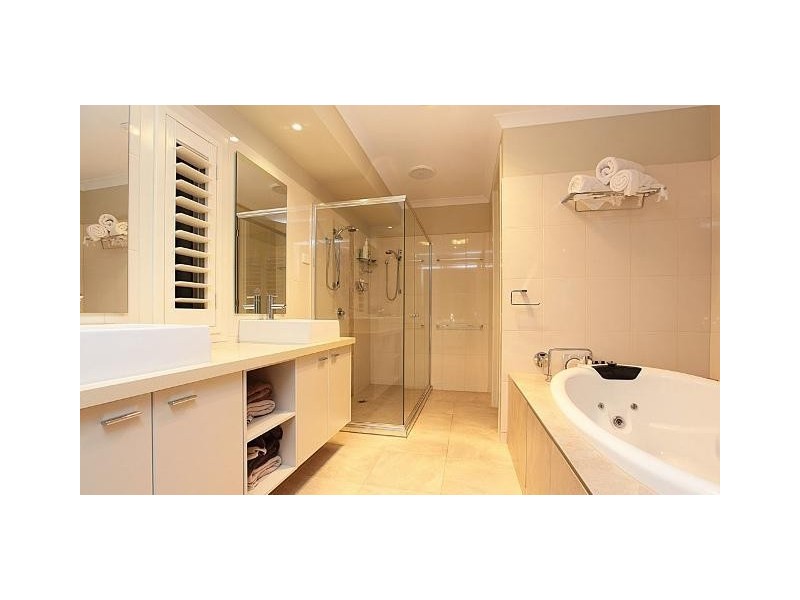 48 Vaucluse Boulevard, Sanctuary Lakes VIC 3030