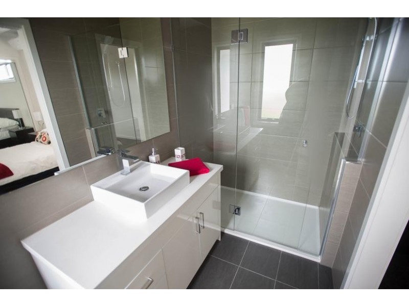 2/77 Hansen Street, Altona North VIC 3025