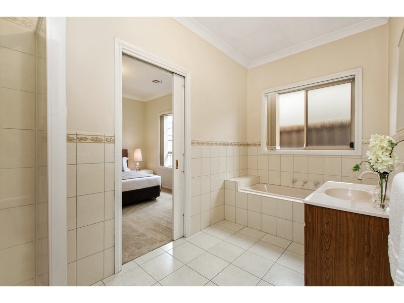 2/48 Corrigan Avenue, Brooklyn VIC 3012